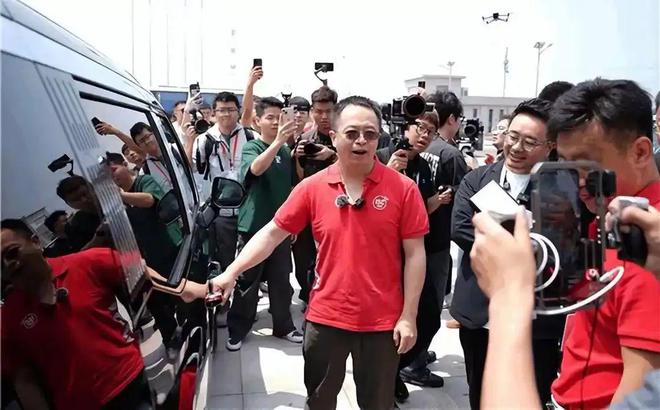 200亿身家周鸿祎，狠命抢单