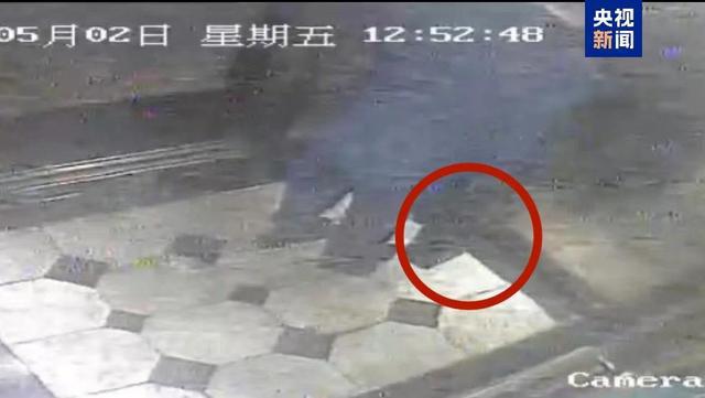 两居民违法带电动车电池进电梯被罚款800元