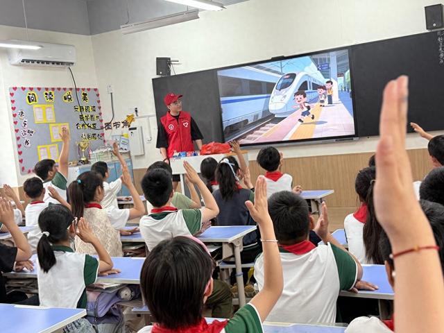 爱路护路 共筑平安铁路——虹彩路小学开展铁路知识宣讲活动