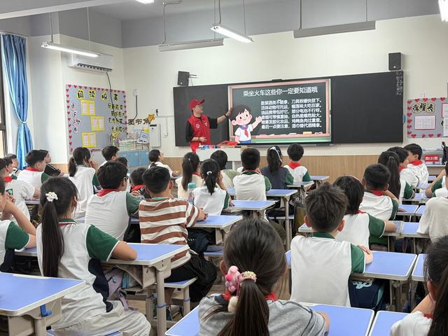 爱路护路 共筑平安铁路——虹彩路小学开展铁路知识宣讲活动