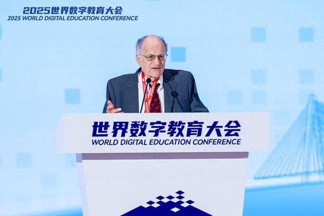 诺奖得主武汉演讲亮手腕：“我用华为的手表！”