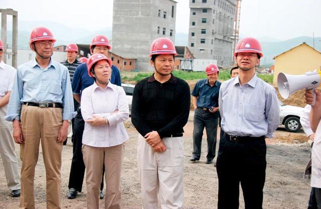 他是官员，更是诗人