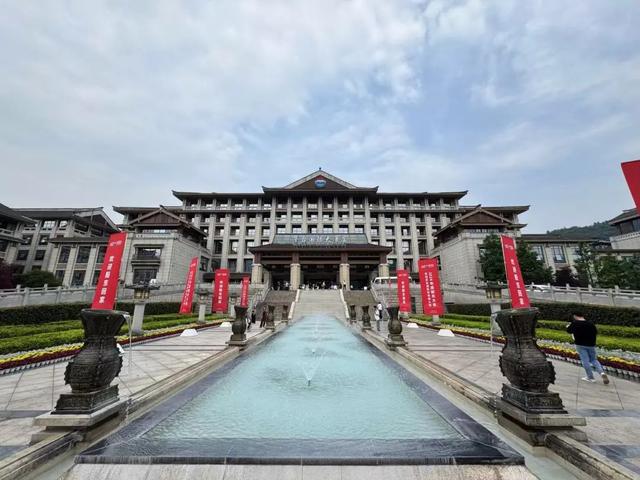 茅台股东大会：招待晚宴改为自助餐，飞天茅台变蓝莓果汁