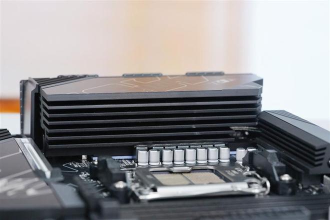 技嘉B850M AORUS PRO WIFI7电竞雕主板评测：230W性能内存一键提速、不输高端