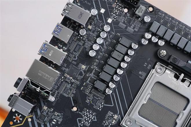 技嘉B850M AORUS PRO WIFI7电竞雕主板评测：230W性能内存一键提速、不输高端