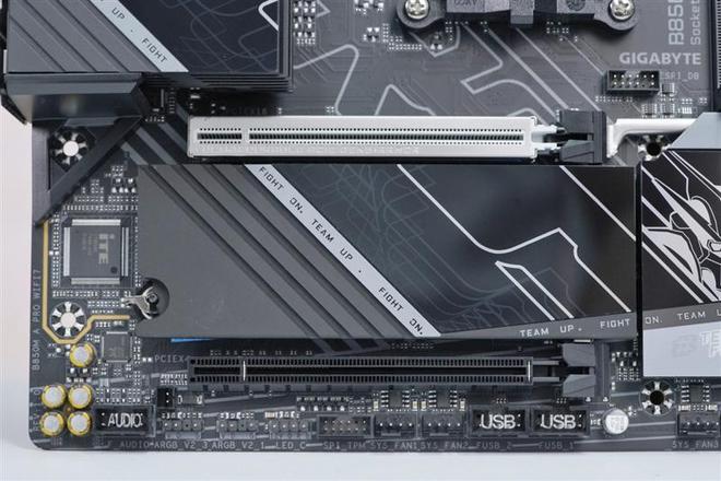 技嘉B850M AORUS PRO WIFI7电竞雕主板评测：230W性能内存一键提速、不输高端