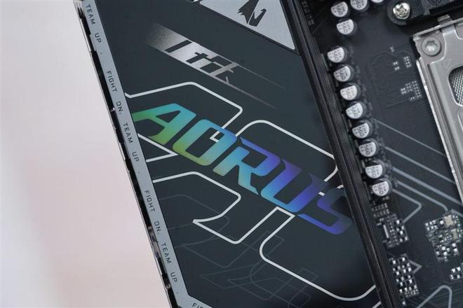 技嘉B850M AORUS PRO WIFI7电竞雕主板评测：230W性能内存一键提速、不输高端