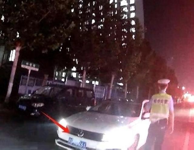 济南一男子为躲避抓拍 给车“戴上口罩 ”