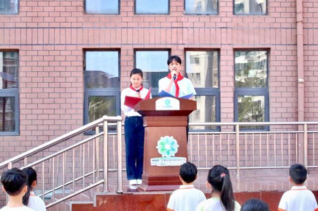 校领导和家长为我佩戴红领巾 以后请叫我们光荣的少先队员
