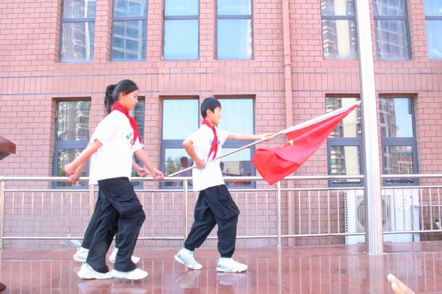 校领导和家长为我佩戴红领巾 以后请叫我们光荣的少先队员