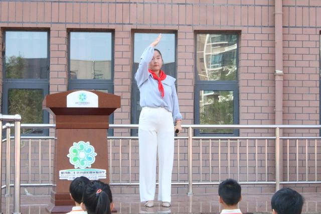 校领导和家长为我佩戴红领巾 以后请叫我们光荣的少先队员