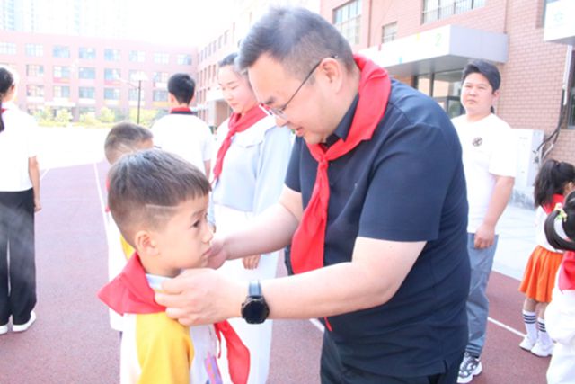 校领导和家长为我佩戴红领巾 以后请叫我们光荣的少先队员