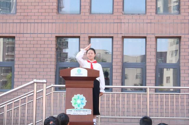 校领导和家长为我佩戴红领巾 以后请叫我们光荣的少先队员
