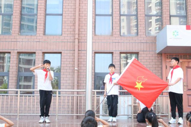 校领导和家长为我佩戴红领巾 以后请叫我们光荣的少先队员