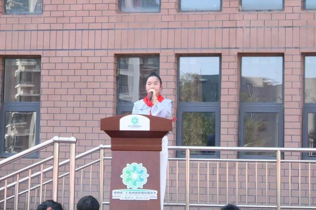 校领导和家长为我佩戴红领巾 以后请叫我们光荣的少先队员