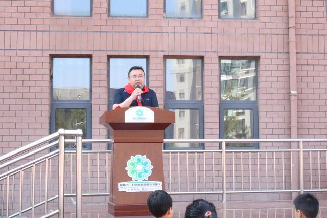 校领导和家长为我佩戴红领巾 以后请叫我们光荣的少先队员