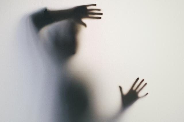 成都女子被杀，凶手父亲抱怨有家难回：冷漠比刀更伤人丨中听