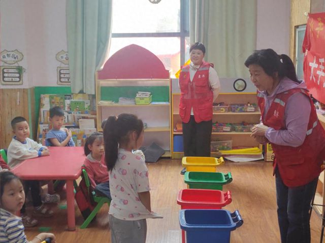 绿色童行 “圾”时分类