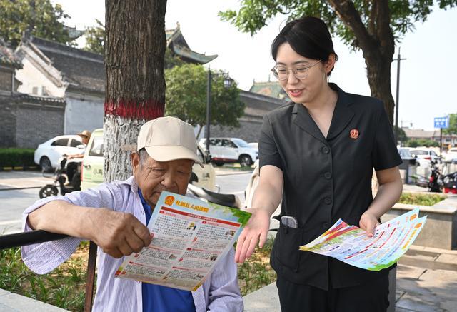 社旗法院：广场“摆摊”送干货 筑牢防非“安全网”