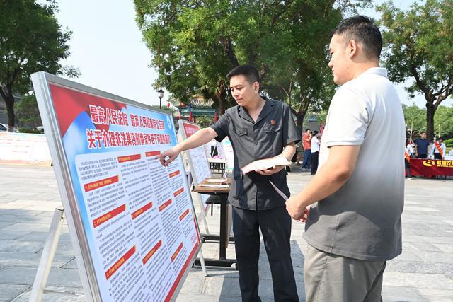 社旗法院：广场“摆摊”送干货 筑牢防非“安全网”