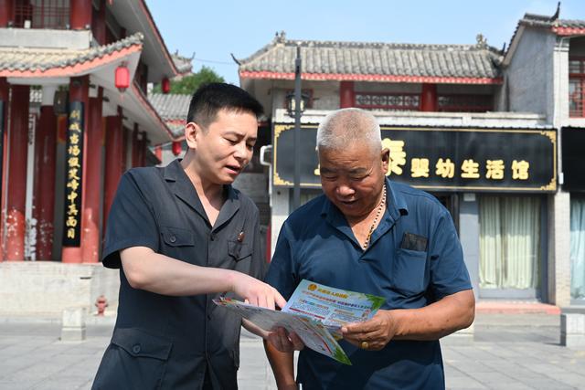 社旗法院：广场“摆摊”送干货 筑牢防非“安全网”