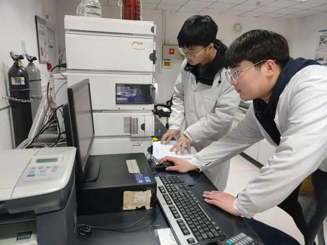 荧光薪火！黄河科技学院苝酰亚胺研究团队的传承创新
