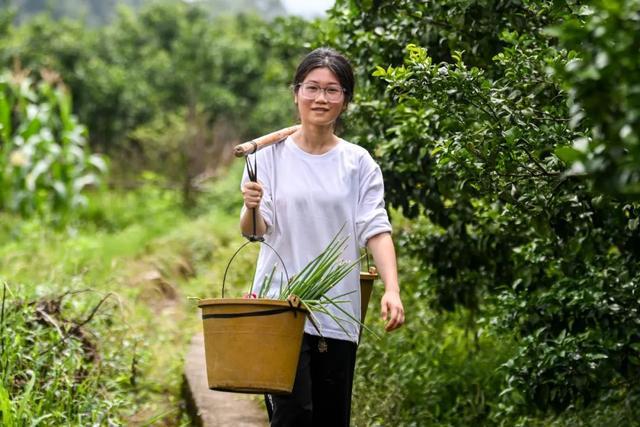 全网追的“扁担女孩”，找了一份暑假工，时薪12元