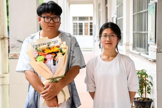全网追的“扁担女孩”，找了一份暑假工，时薪12元