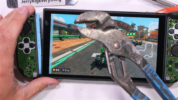 很硬很坚固！Switch 2屏幕惨遭锤子砸了50次：竟然还能正常玩