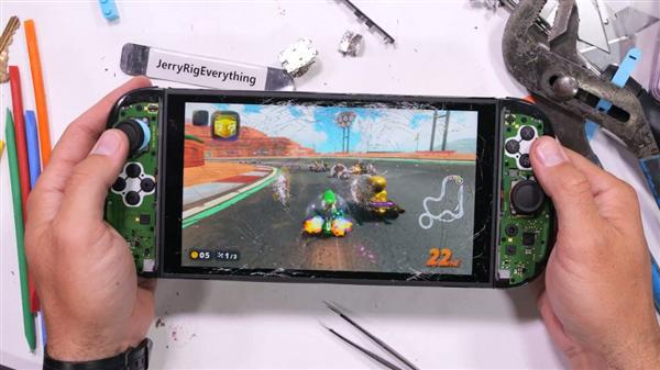 很硬很坚固！Switch 2屏幕惨遭锤子砸了50次：竟然还能正常玩