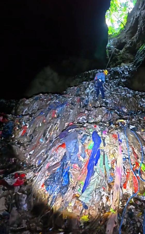张家界溶洞遭排污：7天清出2.7吨垃圾