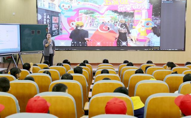 走，一起到行知建新“四颗糖”雕塑打卡，感受动漫带来的快乐