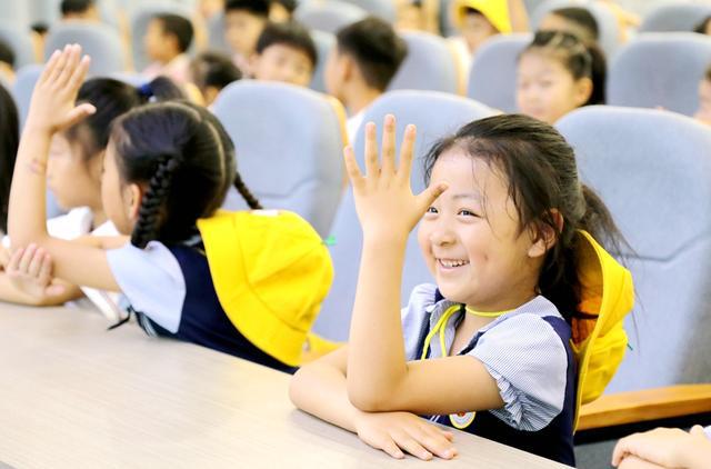走，一起到行知建新“四颗糖”雕塑打卡，感受动漫带来的快乐