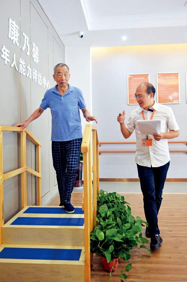 马桶装在客厅中间，图啥？