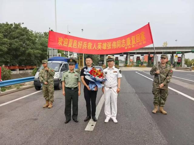 河南籍军人张伟康复出院回家，回忆救人情景再次落泪，给母亲磕头后跳水救出第5人：忠孝难两全，这样做值得！
