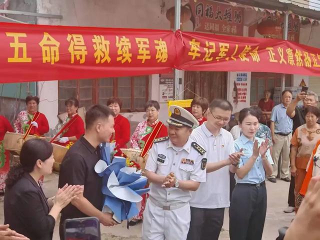 河南籍军人张伟康复出院回家，回忆救人情景再次落泪，给母亲磕头后跳水救出第5人：忠孝难两全，这样做值得！