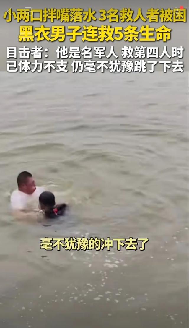 河南籍军人张伟康复出院回家，回忆救人情景再次落泪，给母亲磕头后跳水救出第5人：忠孝难两全，这样做值得！