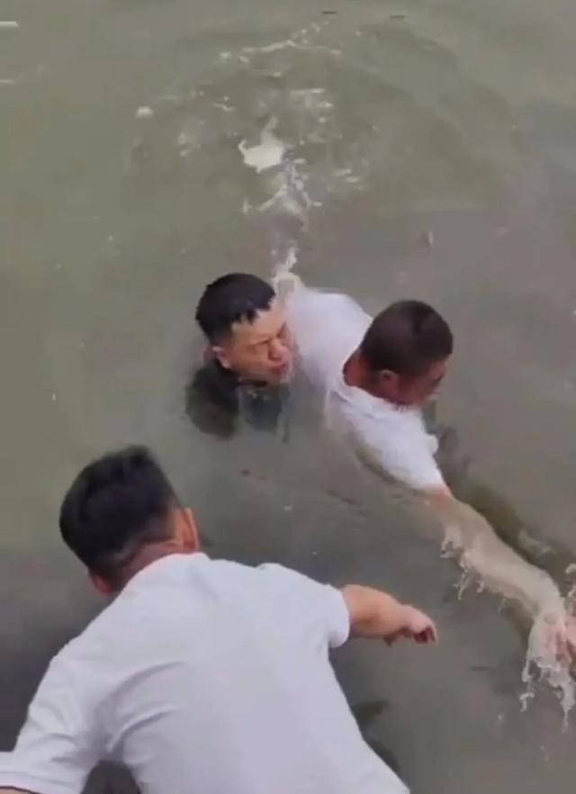河南籍军人张伟康复出院回家，回忆救人情景再次落泪，给母亲磕头后跳水救出第5人：忠孝难两全，这样做值得！