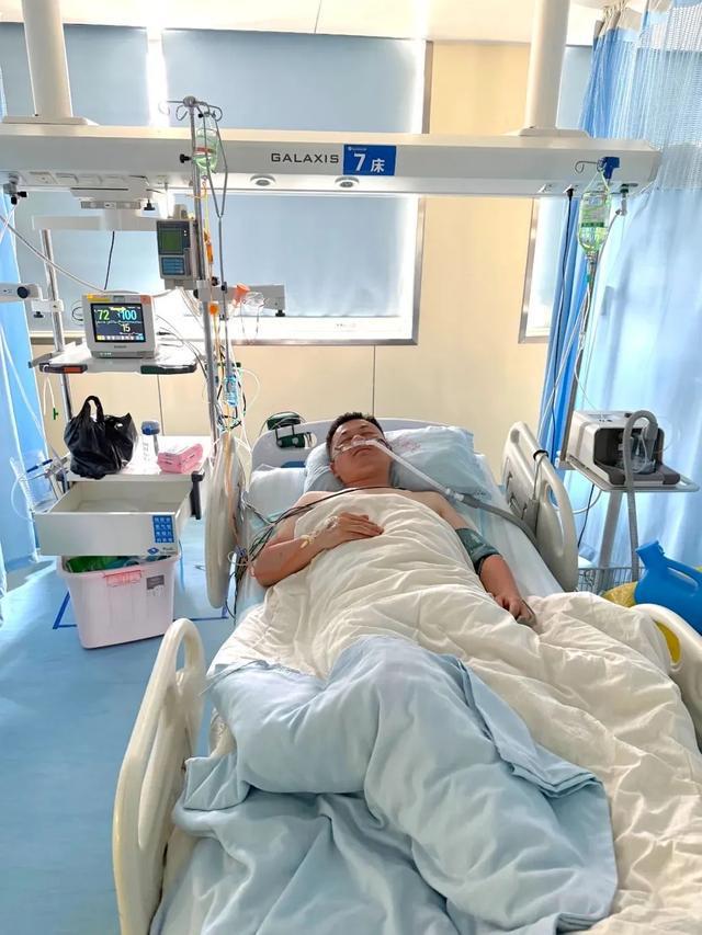 河南籍军人张伟康复出院回家，回忆救人情景再次落泪，给母亲磕头后跳水救出第5人：忠孝难两全，这样做值得！